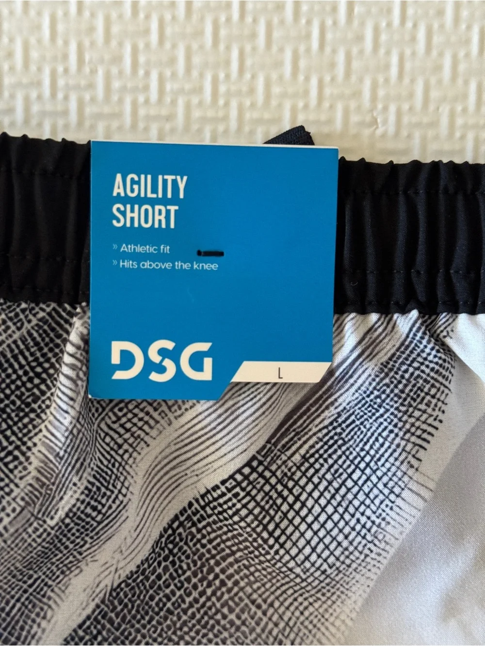 DSG boys agility shorts in Black & White size L NWT